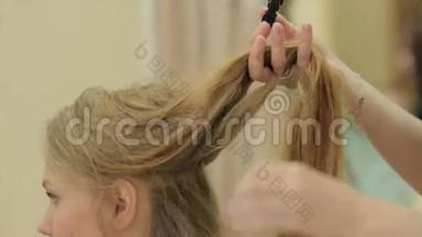 女理发师<strong>手握手</strong>指间锁毛，梳子和剪刀特写.. 用剪刀修剪头发的尖端。 圣斯特